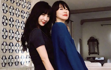 柳岩与黄璐合影身材很火辣,亲自掌镜拍美照红唇有风情!