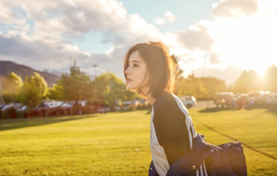 古力娜扎阳光下穿热裤躺草坪,美腿白嫩眼神魅惑动人!