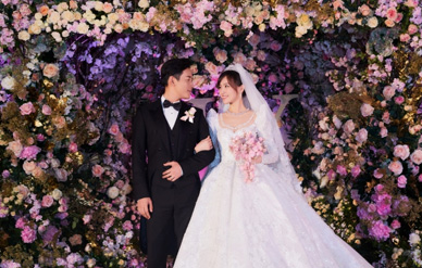 唐嫣罗晋婚礼现场如花海般梦幻,新娘露背婚纱暗藏设计!