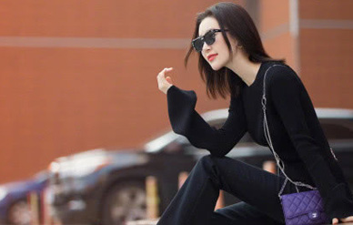 久未露面的舒畅回来了，黑色套装展现熟女魅力！
