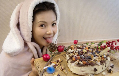 刘涛亲手做蛋糕为友人庆生,穿兔耳卫衣吐舌卖萌很调皮!