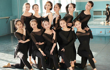 佟丽娅回新疆现身母校,大方露美背与学妹共舞!