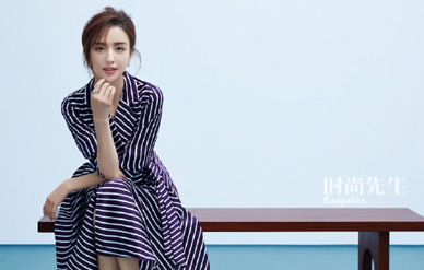 佟丽娅最新造型首登男刊杂志,香肩半露散发自信美!