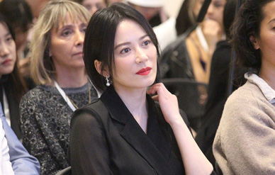 俞飞鸿黑裙配珍珠耳环彰显气质,红唇露笑优雅知性!