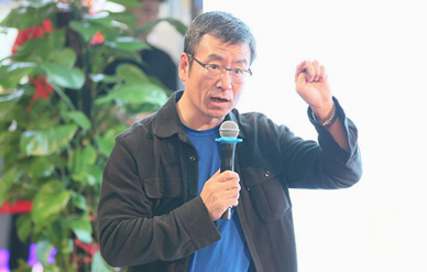 50岁白岩松曝近照,深圳主持引众人大笑!