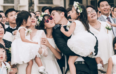 贾静雯修杰楷烟火下亲吻浪漫唯美,一家五口背影温馨圆满!