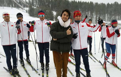 王凯探访冬奥国家队集训地，滑雪场合照不停超暖心！