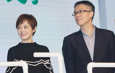 孙俪现身上海穿白裙秀美腿，知性优雅短发俏丽！