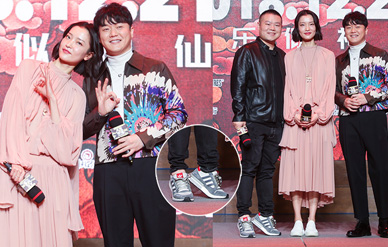 杜鹃歪头依偎肖央呆萌可人，岳岳垫脚合影