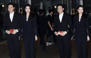 袁咏仪亮相阿娇婚礼超美艳，网友：像28年前选港姐！