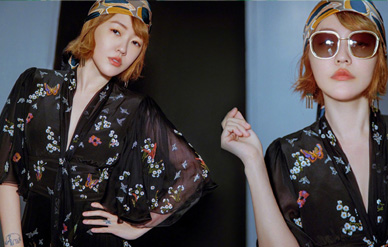 “中年妇女”小S穿深V花裙配花头巾，俏皮十足！