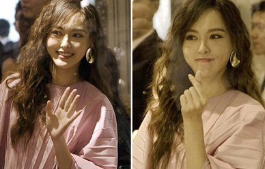 唐嫣隔玻璃对粉丝比心，灿笑摆拍在路人视角下也美到窒息！