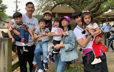 范玮琪贾静雯两家一同亲子游,一人抱一个娃温馨幸福!