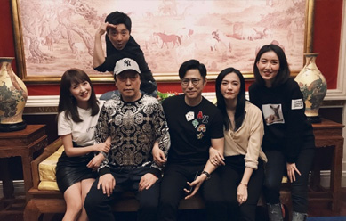 《都挺好》剧组聚餐欢乐多,苏大强明玉明成照