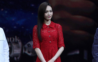 唐嫣镂空红裙秀性感美腿 撩发尽显妩媚