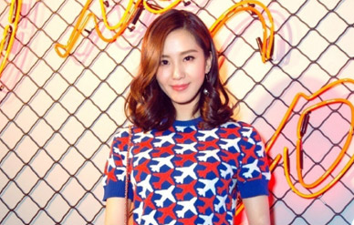 刘诗诗亮相彩妆派对造型抢眼 抱吉他玩摇滚风