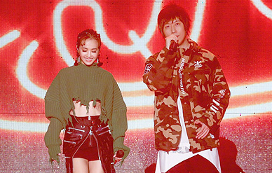 蔡依林穿助阵五月天嗨唱,“烂毛衣”秀腹肌 很抢眼!