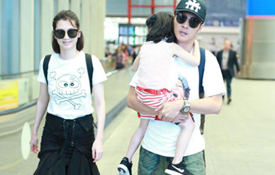 张丹峰洪欣带女儿现身机场,一路热聊恩爱爆表,打破冷战传言!