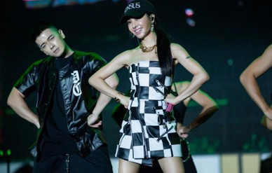 蔡依林劲歌热舞秀美腿香肩!