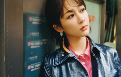 杨紫工作室晒她韩国街拍美图,灵动本真又率性自然!