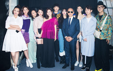 谢娜办秀好友齐助阵,奚梦瑶低胸装抢镜陈乔恩秀长腿!